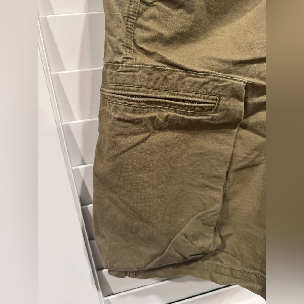 Nike cargo shorts Euc 

Bundle and save - Picture 3 of 4